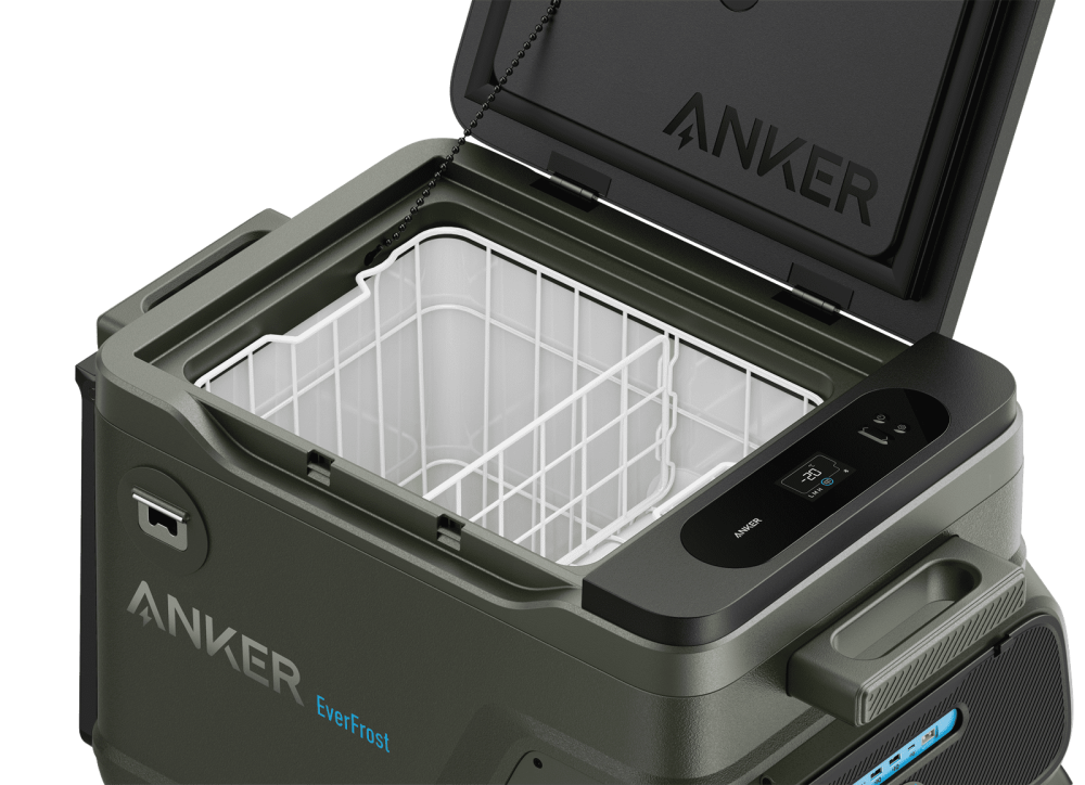 Anker EverFrost Akku-Kühlbox 40 geöffnet mit Kühlkorb