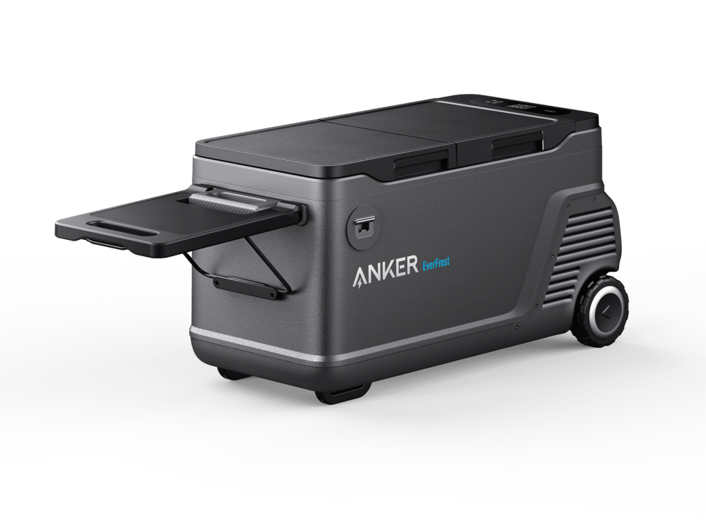 Anker EverFrost Akku-Kühlbox 50 mit ausgezogenem Tischchen
