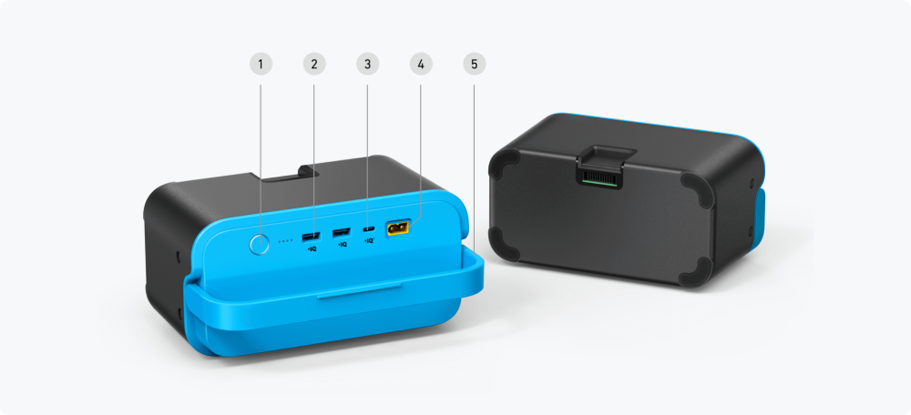 Anschl&uuml;sse des herausnehmbaren Anker EverFrost Akkus: An/Aus-Taste, zwei USB-A-Ausg&auml;nge, ein USB-C-Ausgang, ein Solareingang und der Tragegriff