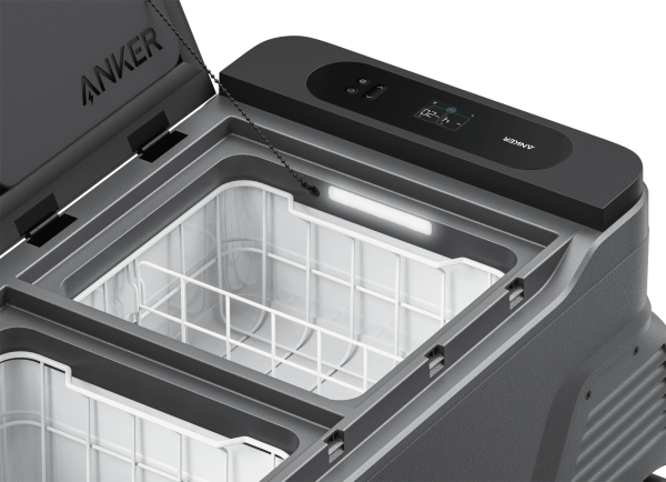 Anker EverFrost Akku-Kühlbox 50 geöffnet mit zwei Kühlzonen