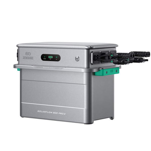 Zendure SolarFlow 800 Pro 2 schräg von vorn mit angeschlossenen PV-Steckern